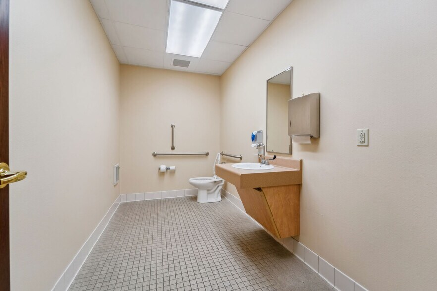 More Photos Of 790 Eastgate Dr, Ripon Medical For Sale