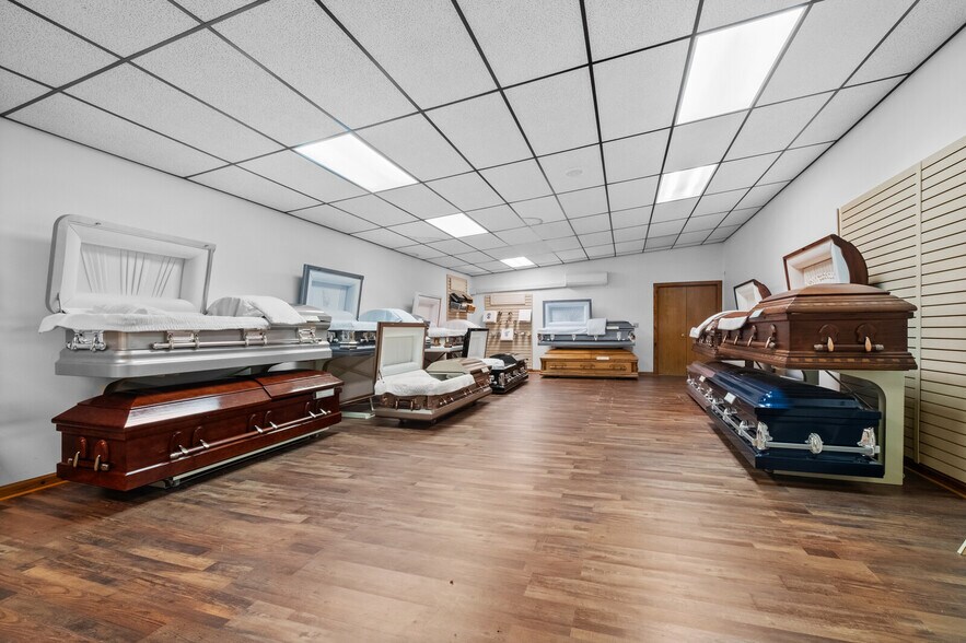 More Photos Of 1400 Locust st, Stilwell Office Residential For Sale