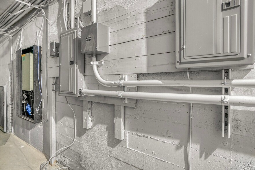 More Photos Of 7063 Lanewood Ave, Los Angeles Apartments For Sale