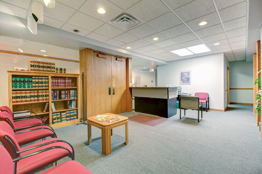 More Photos Of 316-318 Washington St, Bloomington Storefront Retail Office For Lease