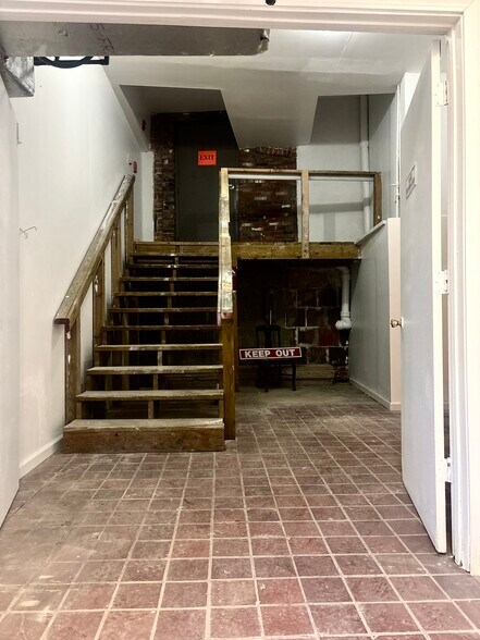 More Photos Of 369 Bank St, New London Storefront Retail Residential For Lease