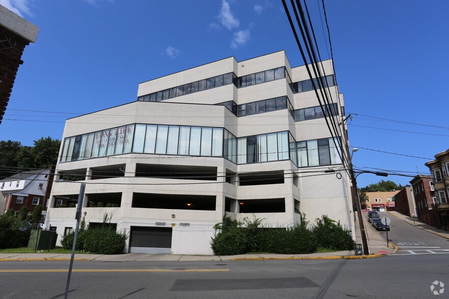 Primary Photo Of 596 Anderson Ave, Cliffside Park Office For Lease