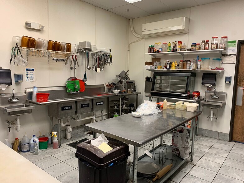 More Photos Of 90 W Maple Rd, Troy Restaurant For Lease