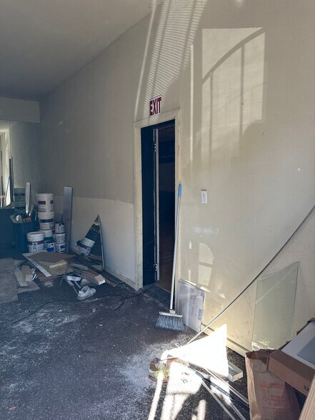 More Photos Of 1192 Yorkship Sq, Camden Storefront Retail Residential For Lease