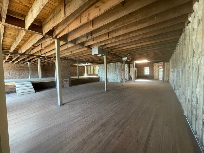 More Photos Of 121-129 N Main St, Mooresville Storefront Retail Office For Lease