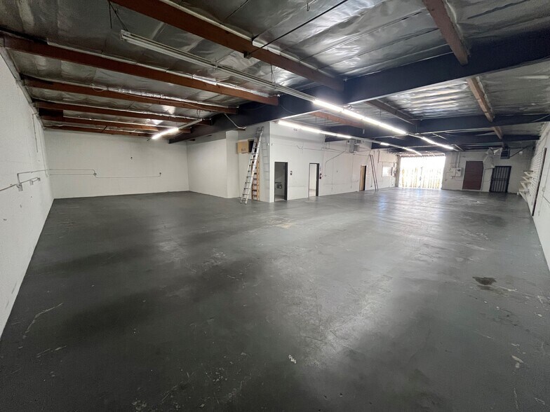 More Photos Of 16146 Leadwell St, Van Nuys Warehouse For Lease