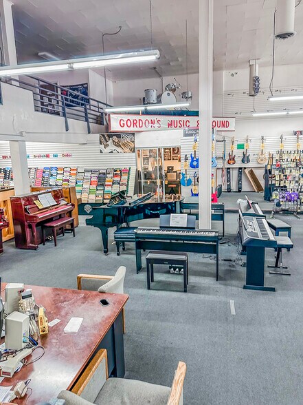 More Photos Of 810 W Texas St, Fairfield Storefront For Sale
