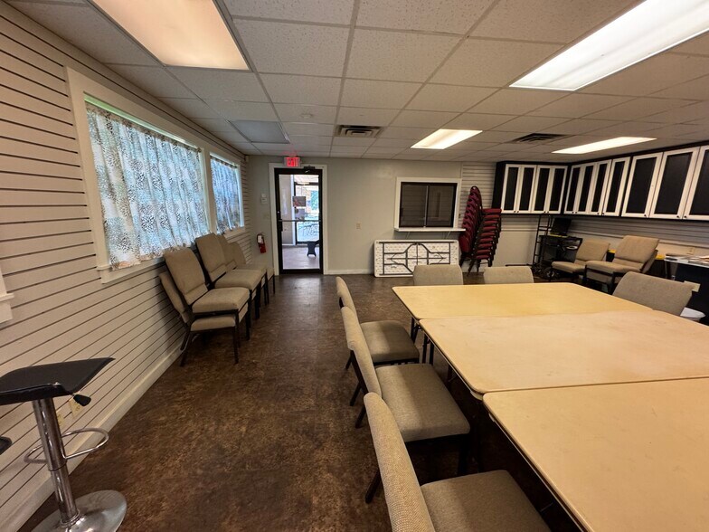 More Photos Of 2130 Country Club Rd, Palestine Golf Course Driving Range For Sale