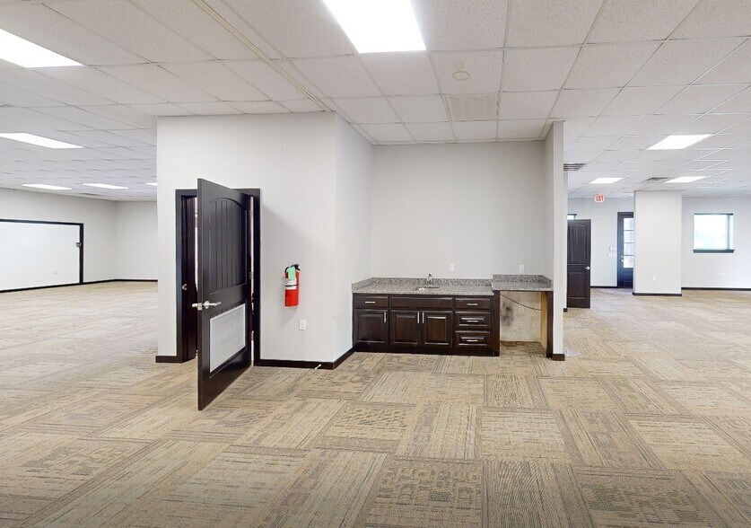 More Photos Of 1716 Signal Ridge Dr, Edmond Office For Sale