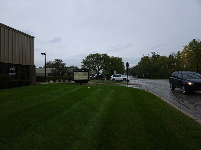 More Photos Of 825 W 75th St, Willowbrook Light Manufacturing For Lease