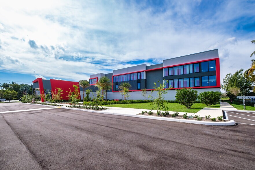 More Photos Of 7021 N Federal Hwy, Boca Raton Self Storage For Lease