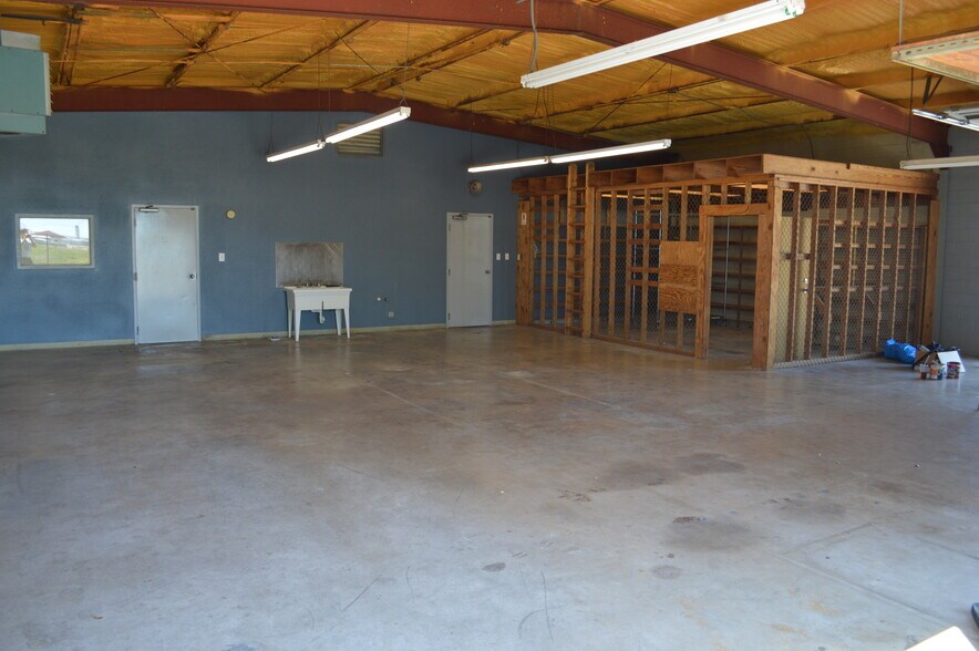 More Photos Of 11922 Warfield St, San Antonio Warehouse For Sale