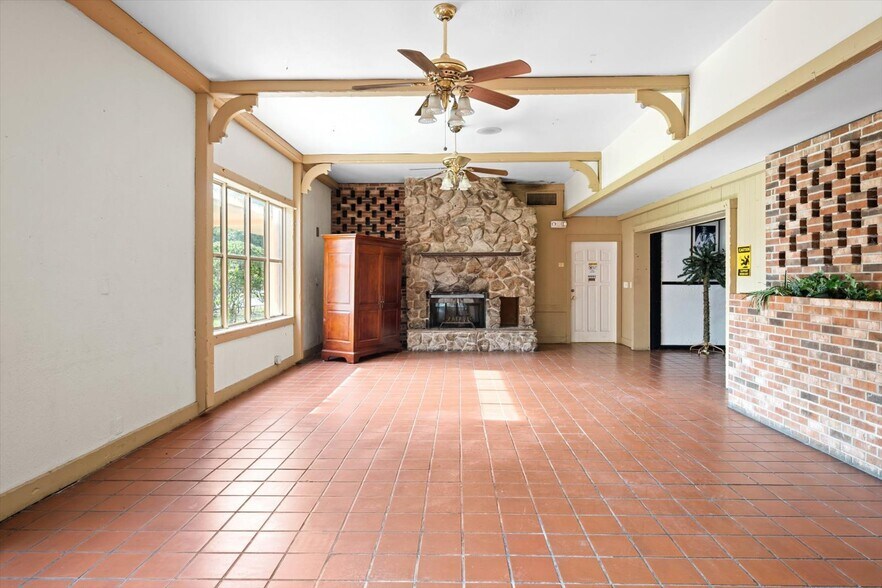 More Photos Of 510 Lane Ave S, Jacksonville Hotel For Sale