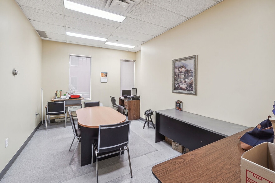 More Photos Of 1300 Rue De Louvain O, Montréal Light Manufacturing For Lease