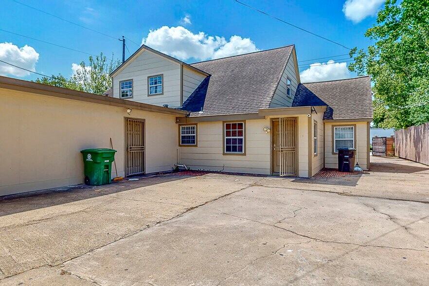 More Photos Of 5710 Edgemoor Dr, Houston Specialty For Sale