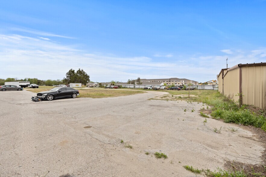 More Photos Of 955 W Kingsbury St, Seguin Auto Repair For Sale