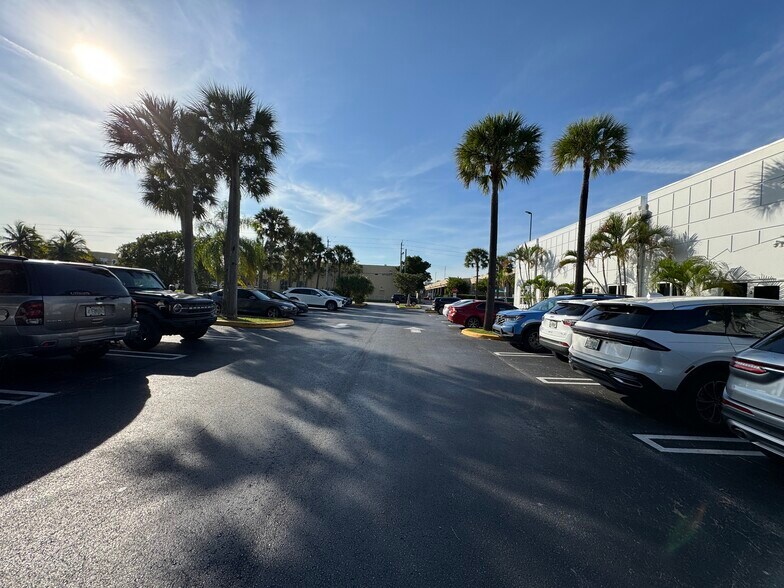 More Photos Of 4005 NW 114th Ave, Doral Business Park For Lease