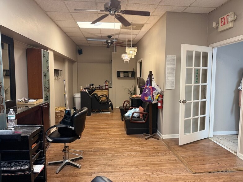 More Photos Of 923 Commercial St, Conyers Storefront For Sale