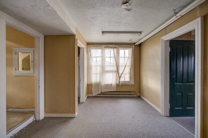 More Photos Of 41 Wellington St, Brantford Office For Sale