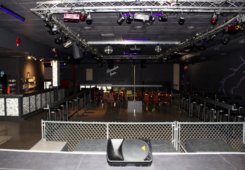 More Photos Of 14 St Sw, Medicine Hat, Alberta SW, Medicine Hat Bar For Sale