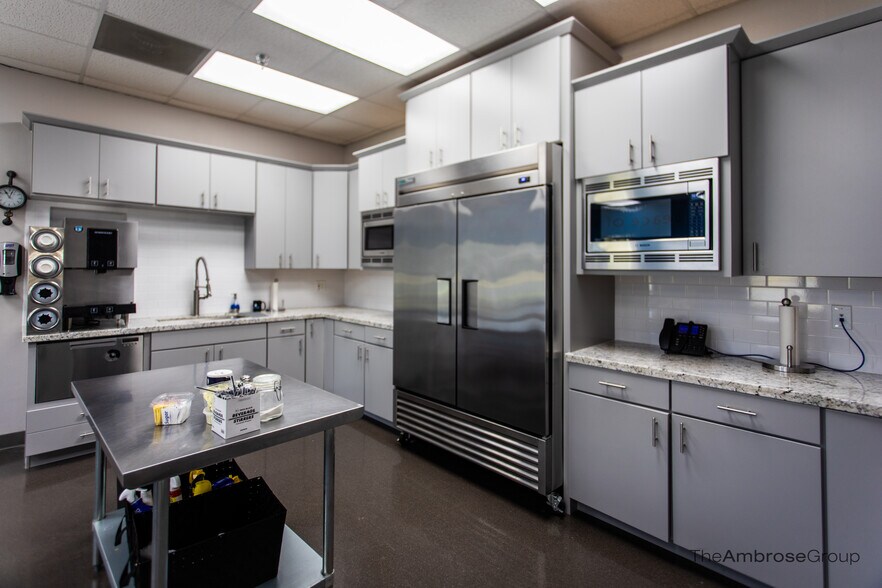 More Photos Of 8220 Jones Rd, Houston Office For Sale