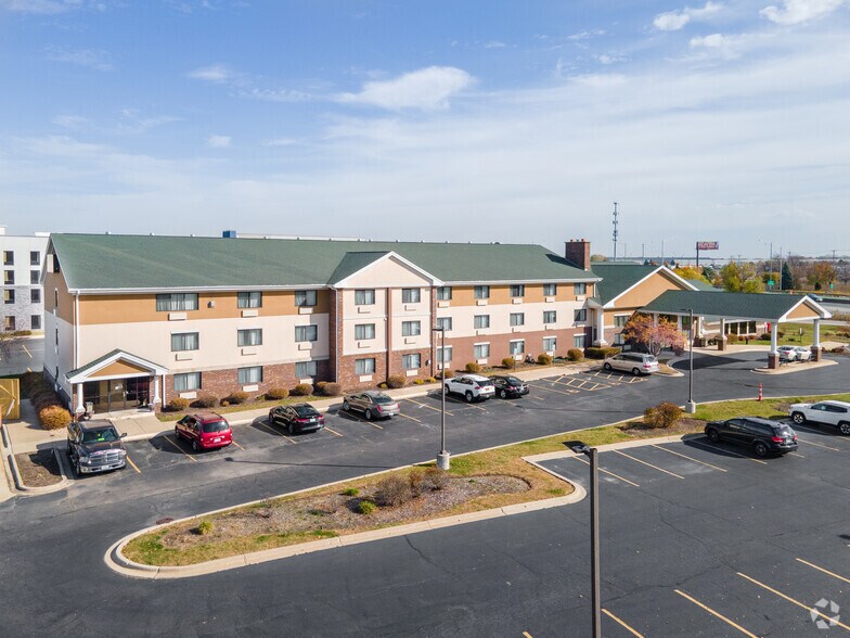 More Photos Of 175 Remington Blvd, Bolingbrook Hotel For Sale