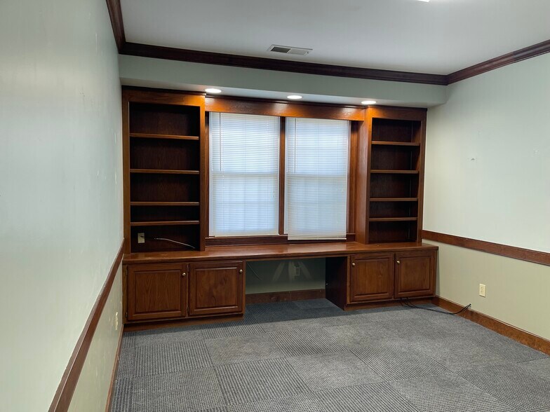 More Photos Of 204 Elm St, Conway Office For Lease