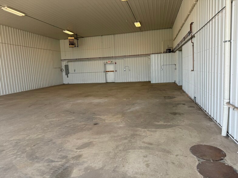 More Photos Of 1203 Badger St, Yorkville Warehouse For Lease