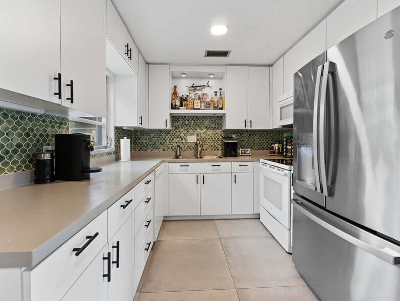 More Photos Of 200 66th St N, Saint Petersburg Office For Sale