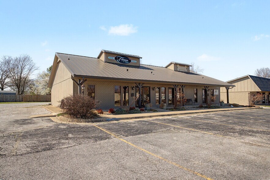 More Photos Of 1133 NW J St, Bentonville Office For Sale