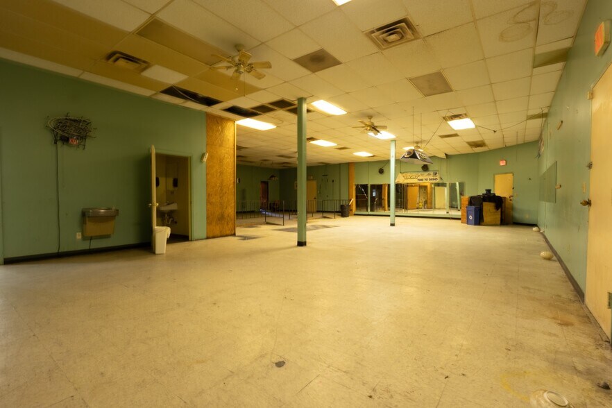 More Photos Of 681 Polk Ave, Memphis Bar For Sale