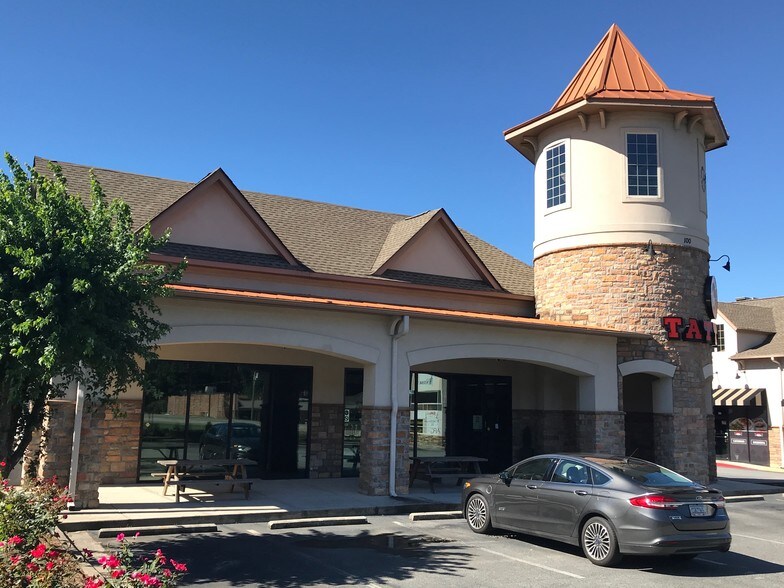 More Photos Of 2655 N Cobb Pky, Kennesaw Storefront For Lease