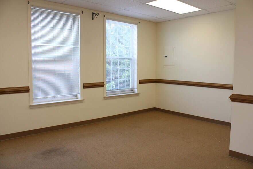 More Photos Of 601 7th St, Laurel Office For Sale