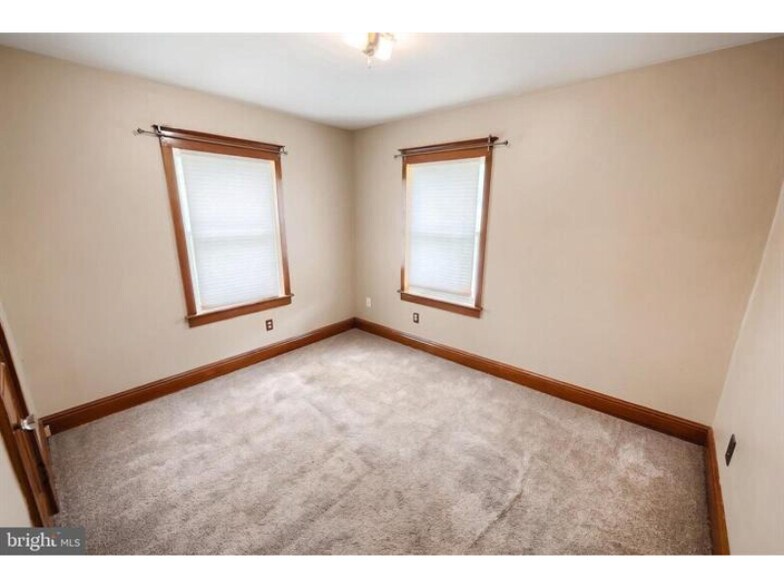More Photos Of 2151 Maple Rd, York Flex For Sale