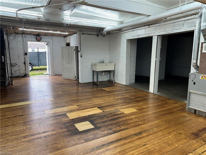 More Photos Of 1301 Brownell Ave, Lorain Service For Sale