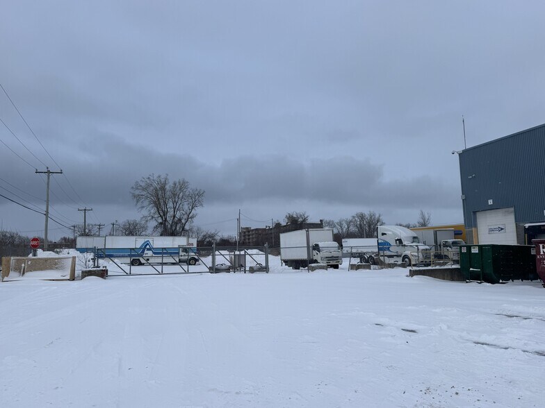 More Photos Of 505-525 Av Meloche, Dorval Industrial For Lease