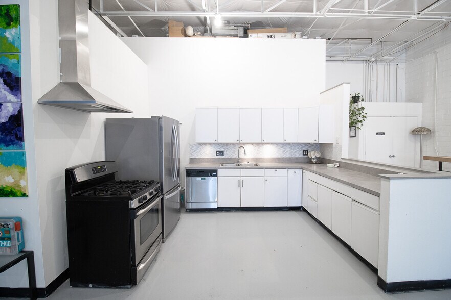 More Photos Of 1350 Chemical St, Dallas Light Manufacturing For Lease