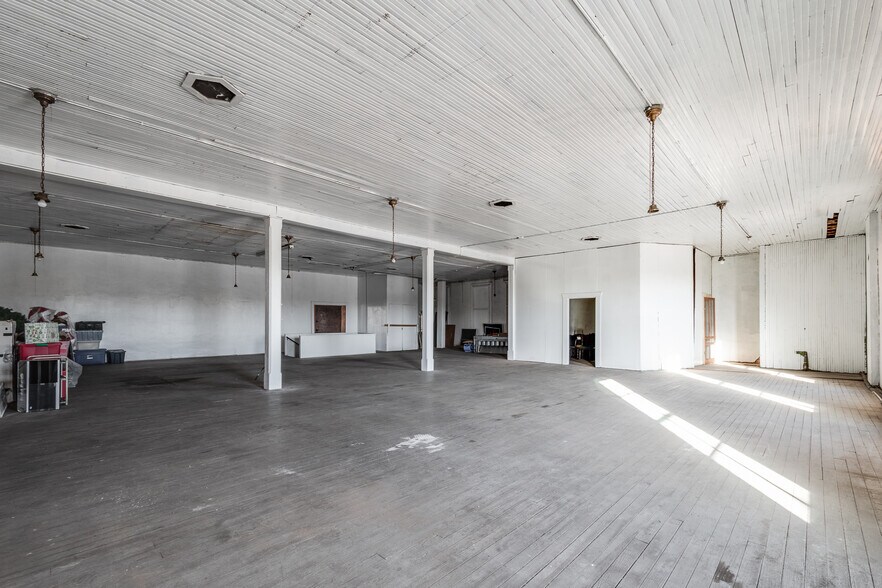 More Photos Of 318 N Washington Ave, Livingston General Retail For Sale