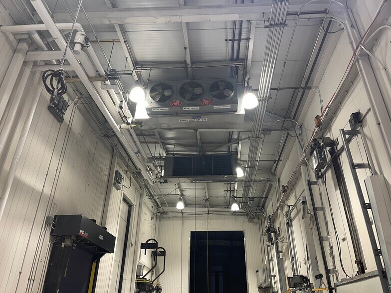 More Photos Of 33 Rajon Rd, Bayport Manufacturing For Lease