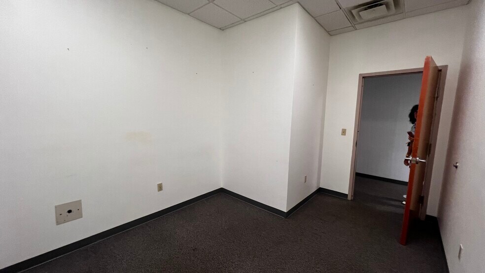 More Photos Of 2100 Ferry St, Easton Medical For Lease