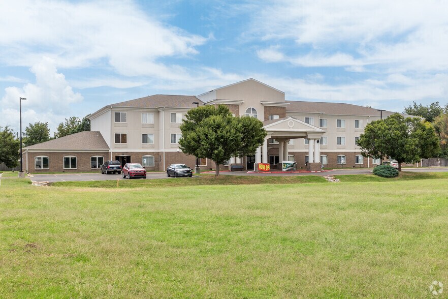 More Photos Of 7840 NW 39th Expy, Bethany Hotel For Sale