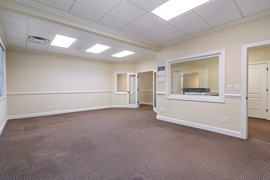 More Photos Of 1905 Woodstock Rd, Roswell Office For Sale