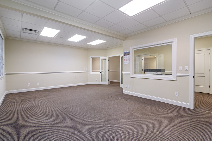 More Photos Of 1905 Woodstock Rd, Roswell Office For Sale