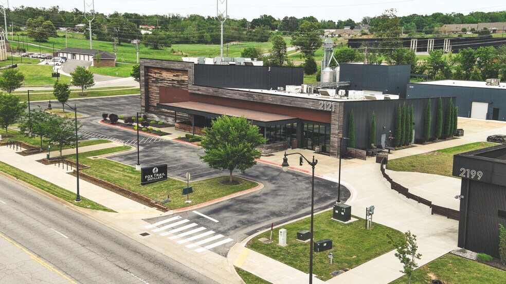 More Photos Of 2121 S Bellview Rd, Rogers Freestanding For Lease