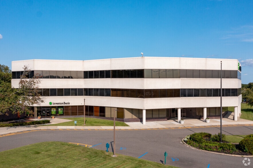 Primary Photo Of 2929 Expressway Dr N, Islandia Office For Lease