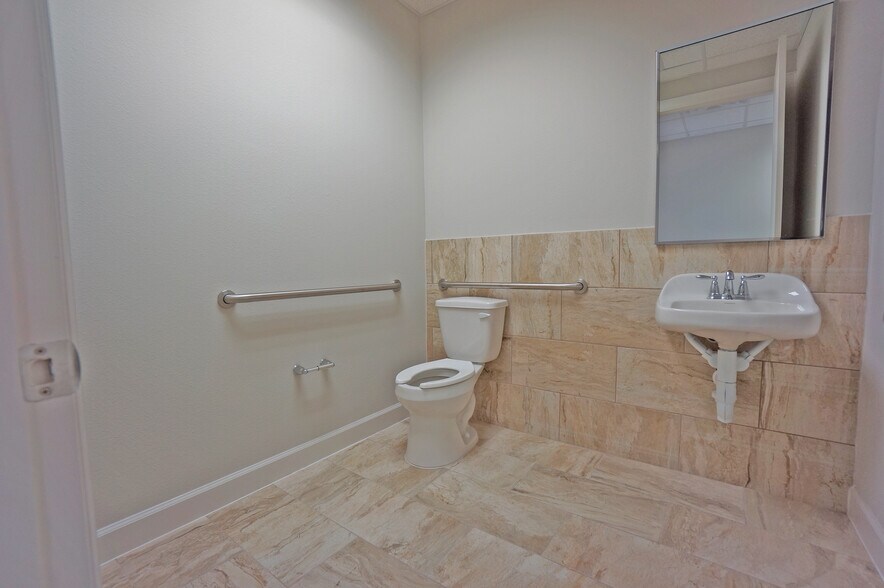 More Photos Of 633 E Fernhurst Dr, Katy Medical For Sale