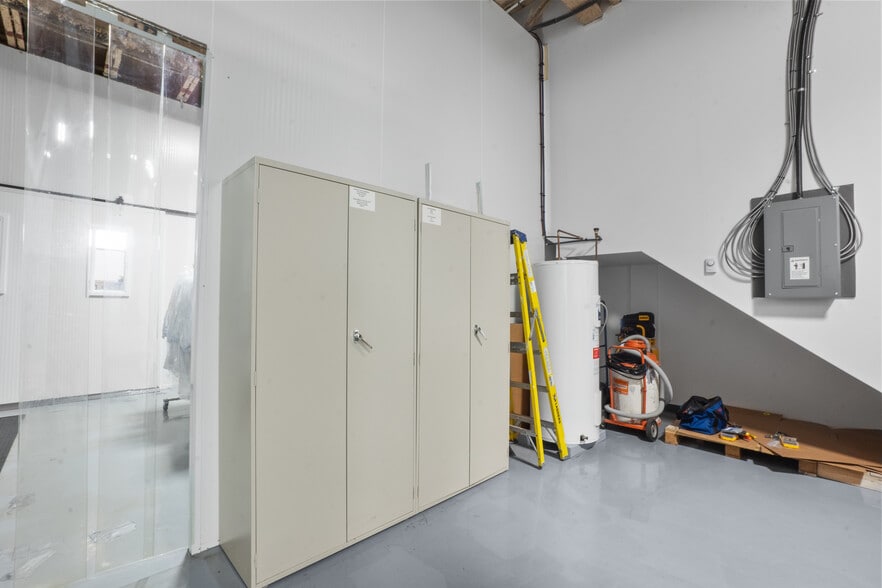 More Photos Of 609-649 Montée De Liesse, Saint-Laurent Warehouse For Sale