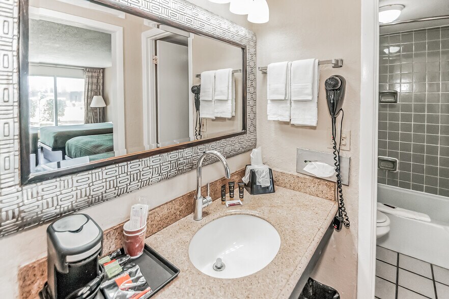 More Photos Of 4655 Highway 90, Marianna Hotel For Sale