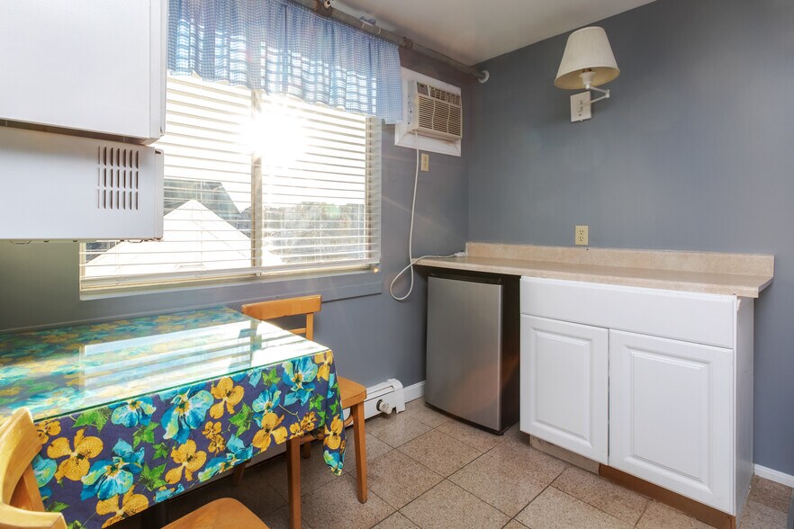 More Photos Of 198 Ashworth Ave, Hampton Hotel For Sale