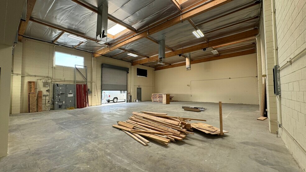 More Photos Of 9637-9649 Owensmouth Ave, Chatsworth Warehouse For Lease